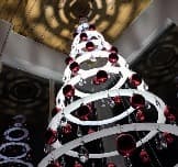 елка лофт - вид снизу белый каркас красные шары кристаллы.jpg