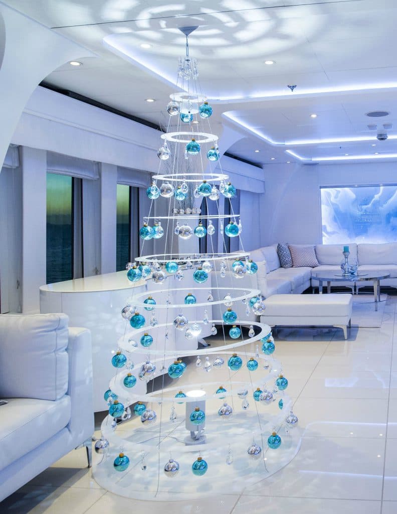Висящая елка - креативный акцент в новогоднем декоре помещения