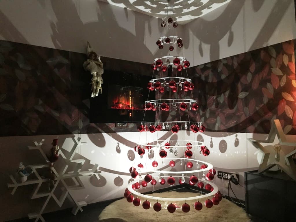 елка лофт белый каркас красные шары общий вид с камином Красногорск