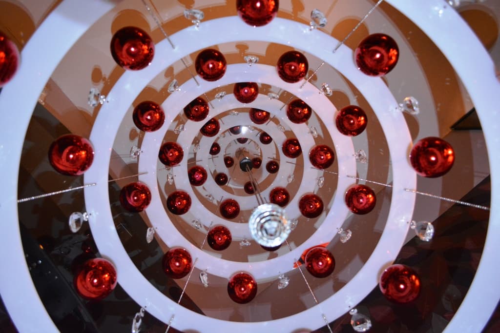 елка лофт белый каркас красные шары внутри Красногорск